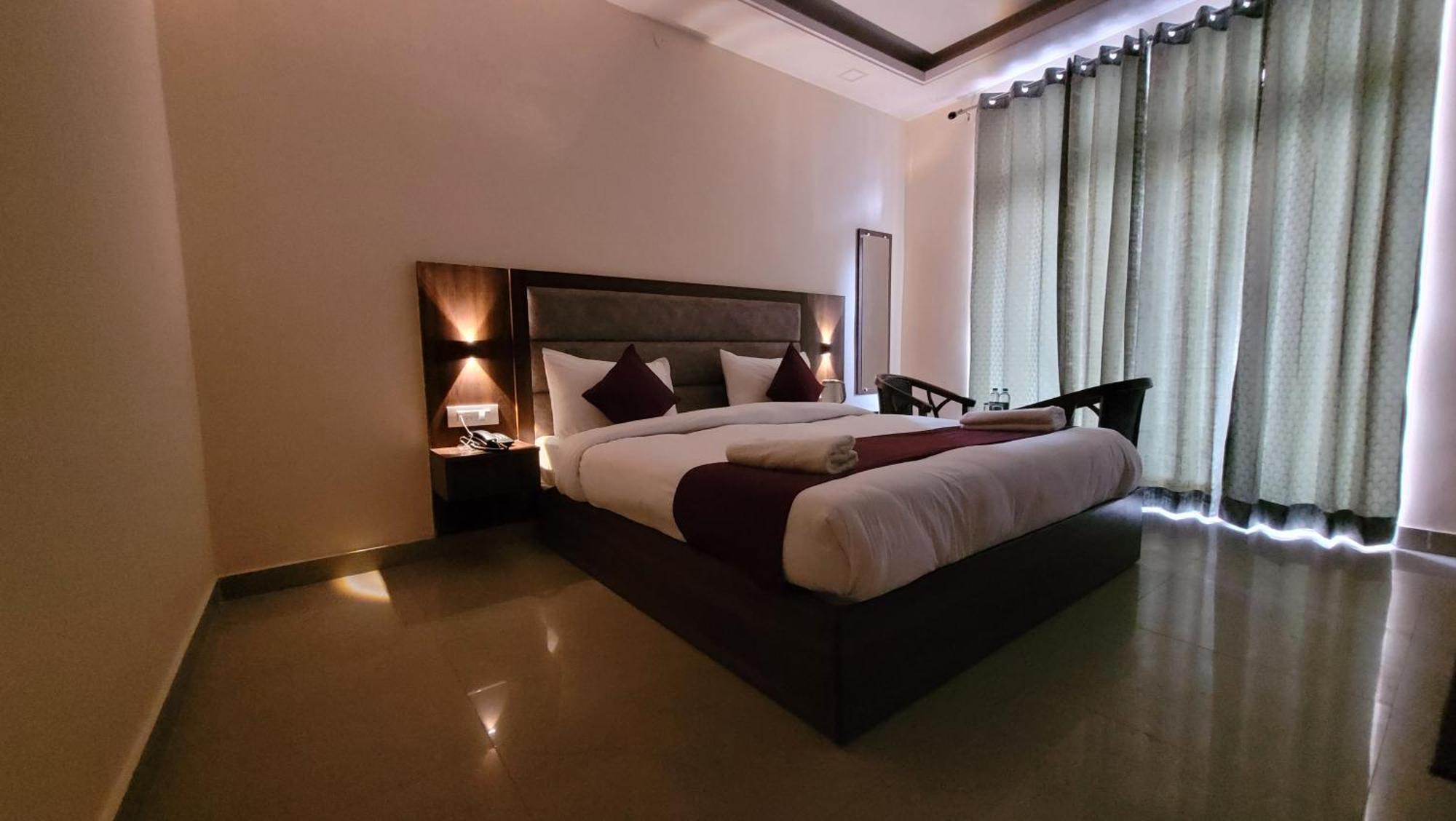 רישיקש Hotel Keshav Nandan By The Shivaay מראה חיצוני תמונה